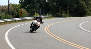 Lire la suite à propos de l’article Trois règles pour le freinage d&rsquo;urgence dans une courbe